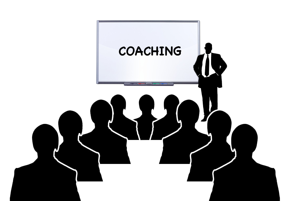 Ilustración de siluetas de ejecutivos, con un coach frente a un equipo de trabajo