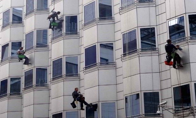 hombres limpiando ventanas