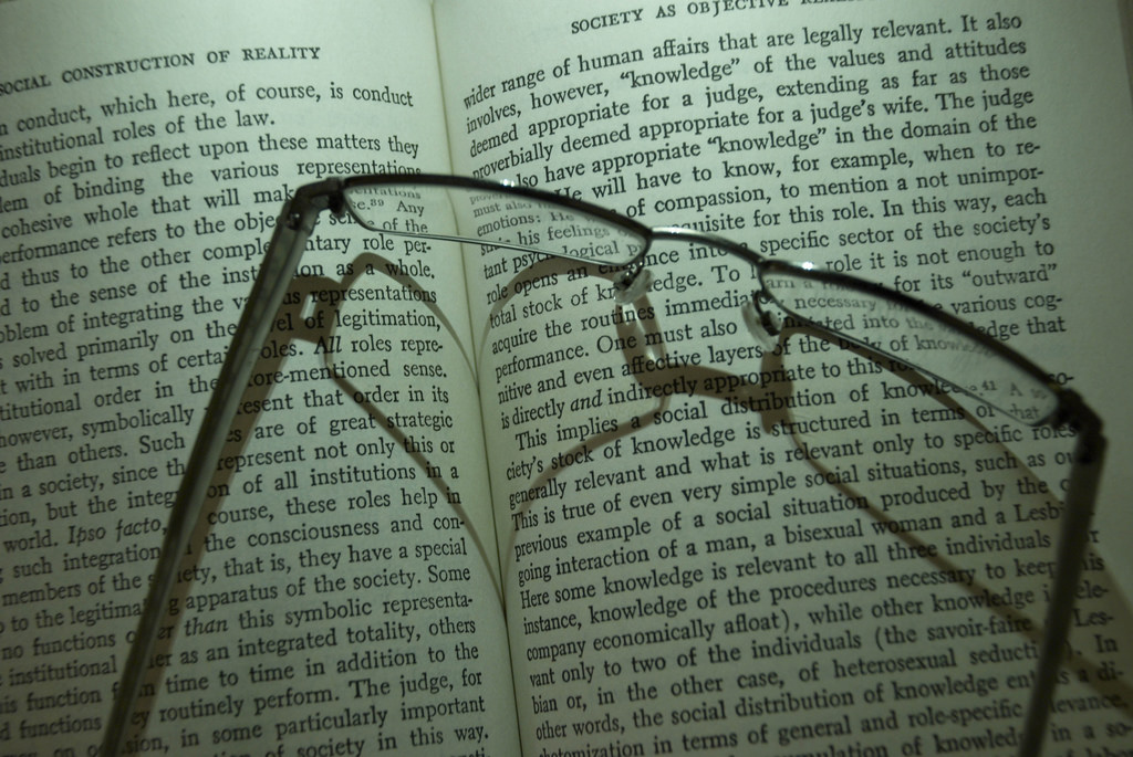 Libro abierto con lentes encima