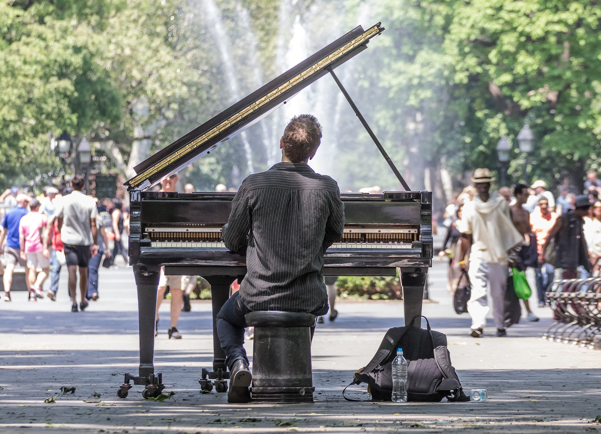 Pianista en una plaza pública.
