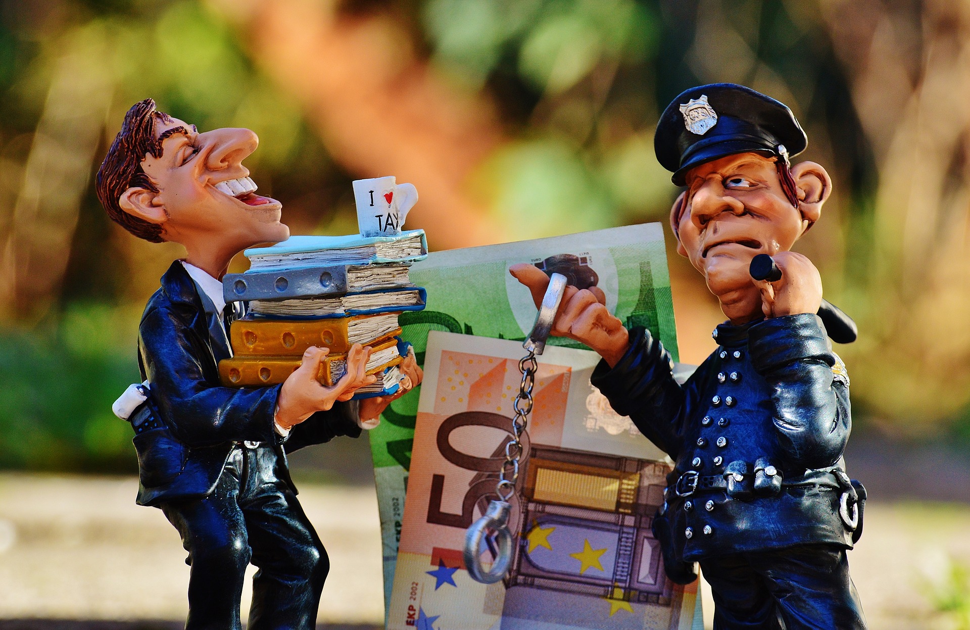 Animación, persona con libros sobre la mano a un costado dinero, frente a él un policía.  