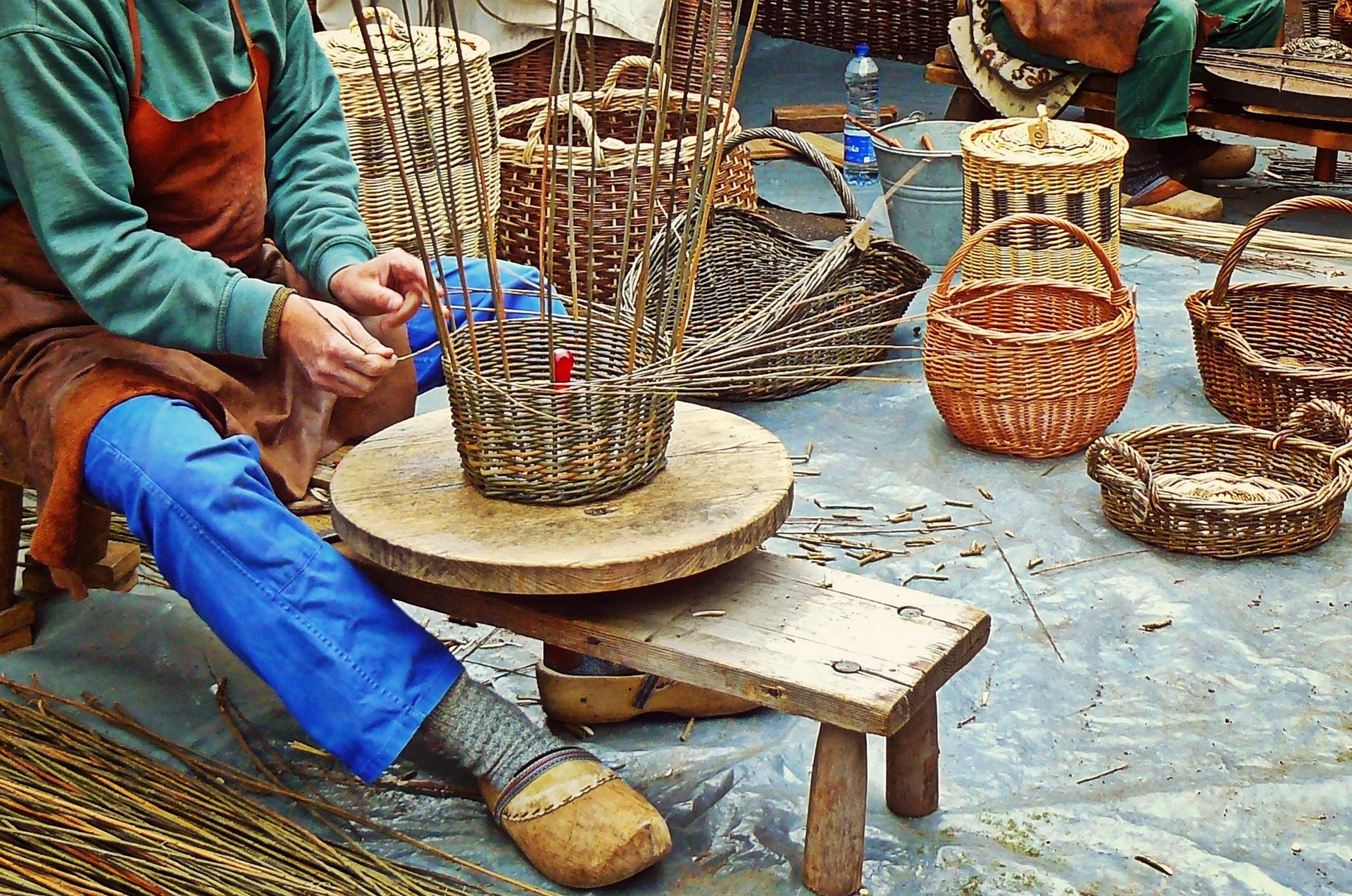 Persona tejiendo una cesta de mimbre