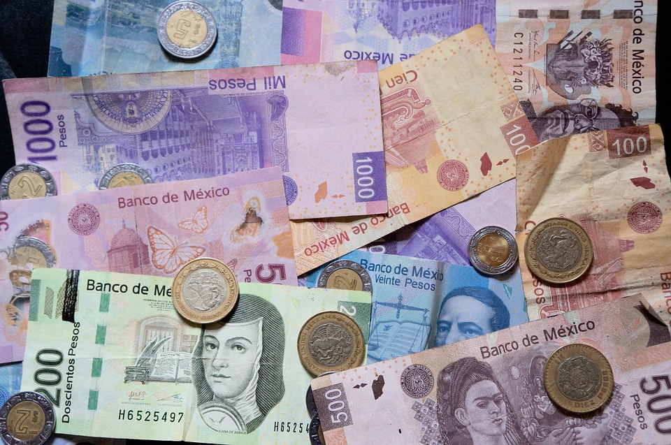 fotografía de billetes y pesos mexicanos.