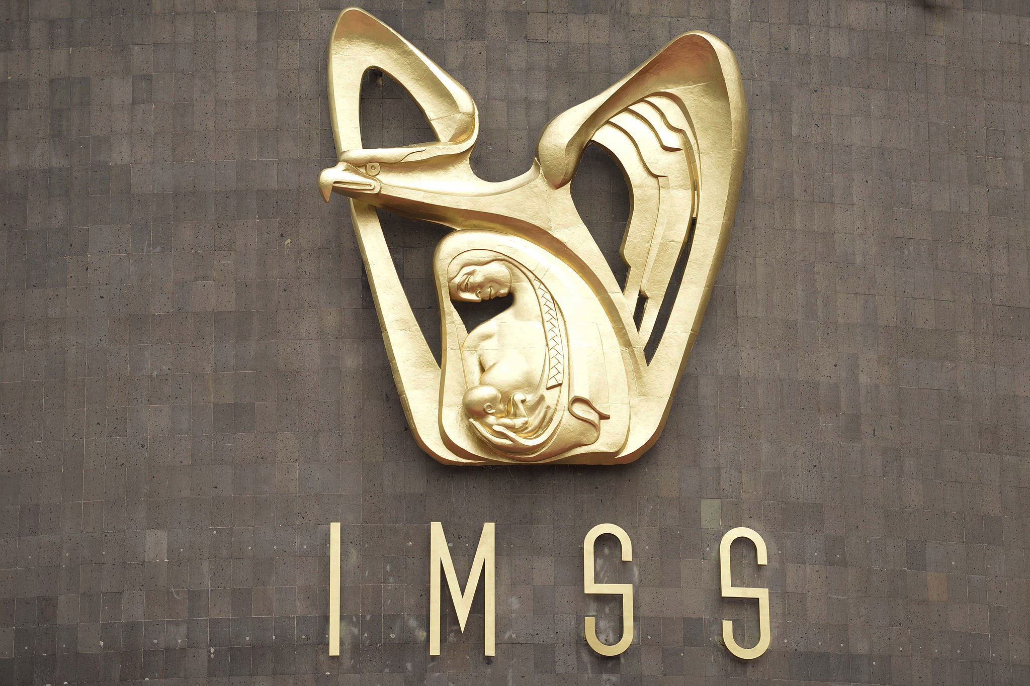 Fachada de un edificio con el logotipo del IMSS.