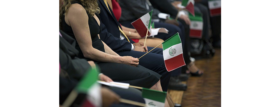 Personas con banderas de México