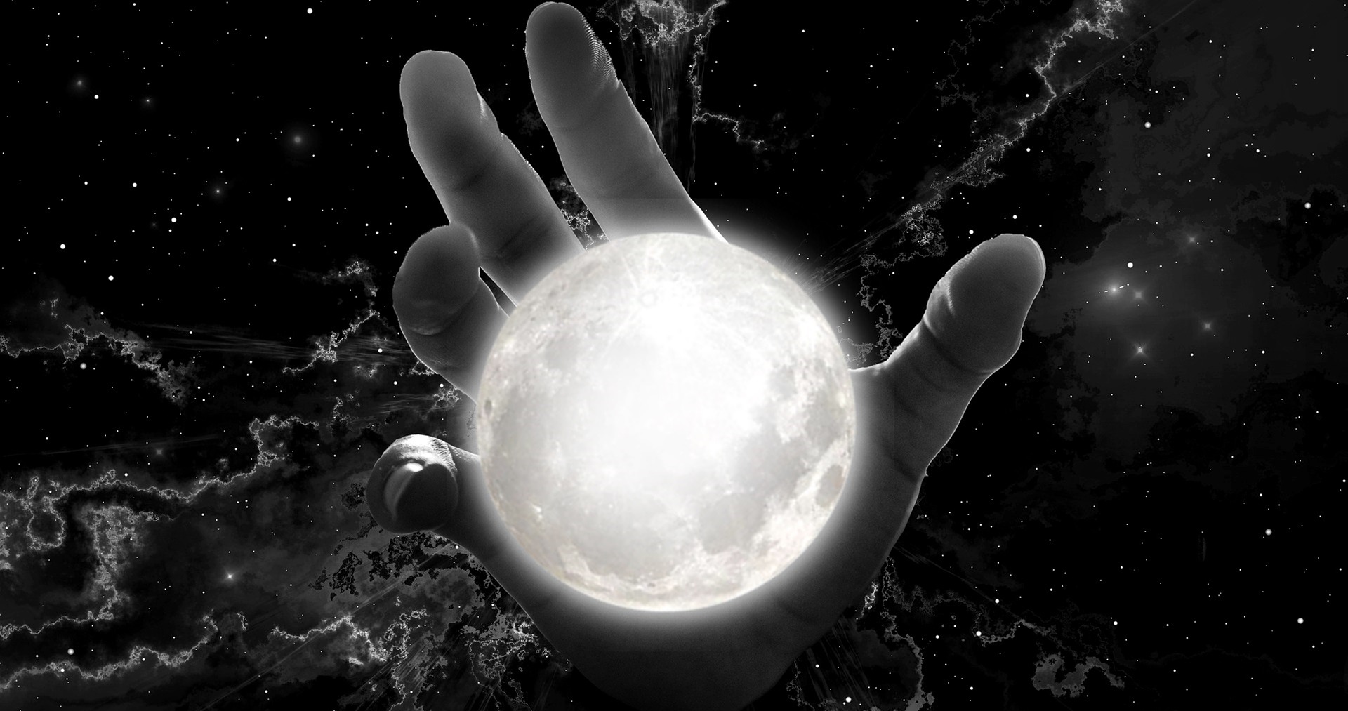 Una mano envuelve a la luna; al fondo se observa el cielo oscuro.